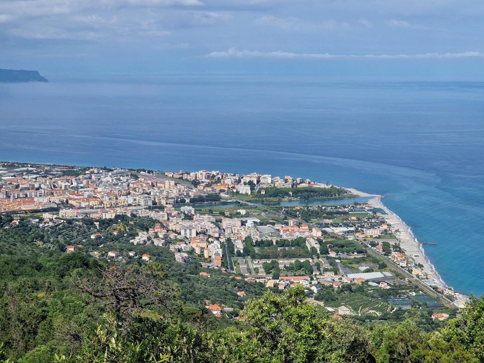 Casa Di Andreea E Bogdan Apartment Albenga Bagian luar foto